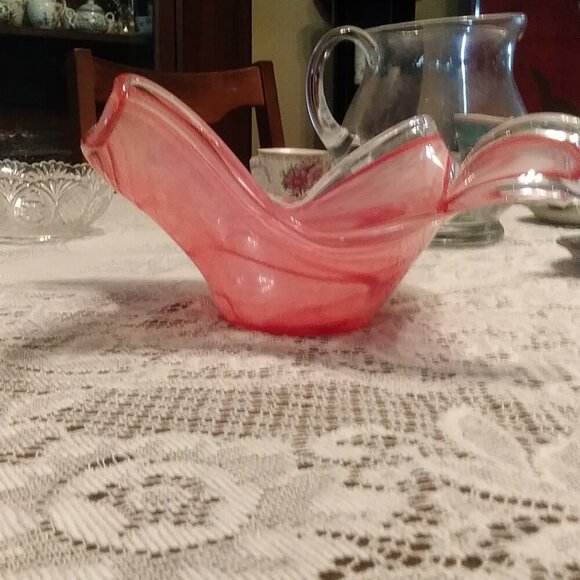 Murano-style art glass wave cranberry/pink bowl with a waffle bottom - Picture 11 of 12